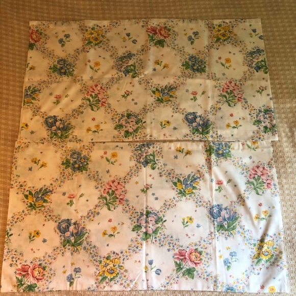 Set of Two Vintage Floral Pillowcases - Picture 6 of 15